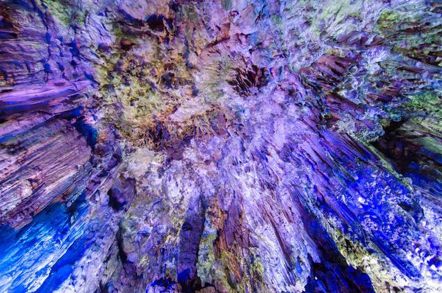 桂林有个溶洞,被誉为世界溶洞奇观,当地人都觉得进去能发财