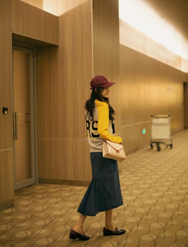 杨幂瘦过头！最小码的裙子都撑不住，缝了那么多针居然还如此宽松