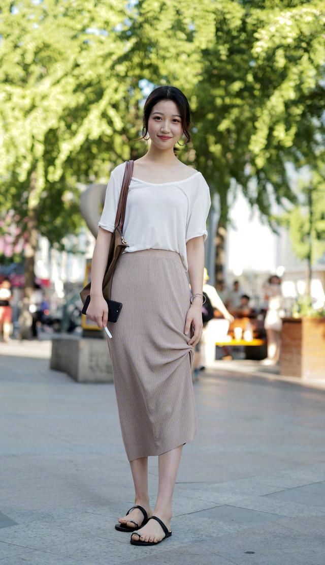 街拍，不靠体形靠造型，梨形身材的女生也能穿出完美女神气质