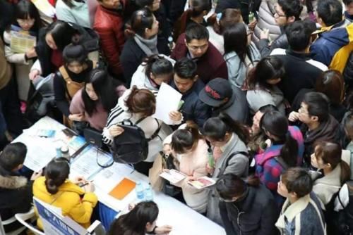  铁饭碗：2020年，这2类人收入超过公务员，成为铁饭碗老大