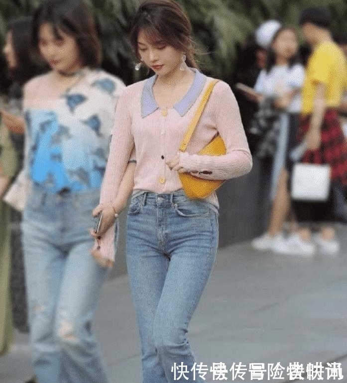 『气质』街拍她这个不经意的笑容,不知能迷倒多少人