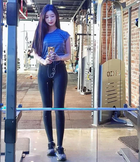 爱健身的时装模特，一双超长大美腿，网友：这有两米吧？