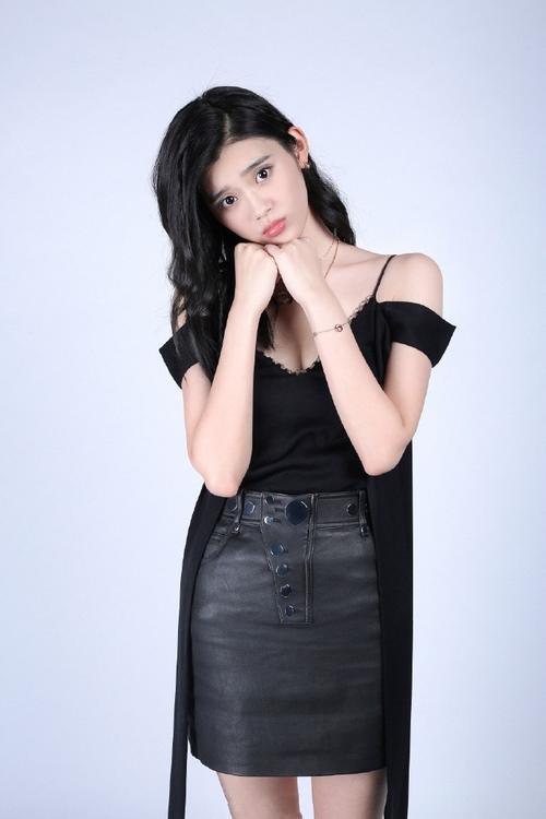 奚梦瑶故意把短裤穿得又紧又短，网友：非逼着人看三角区吗？