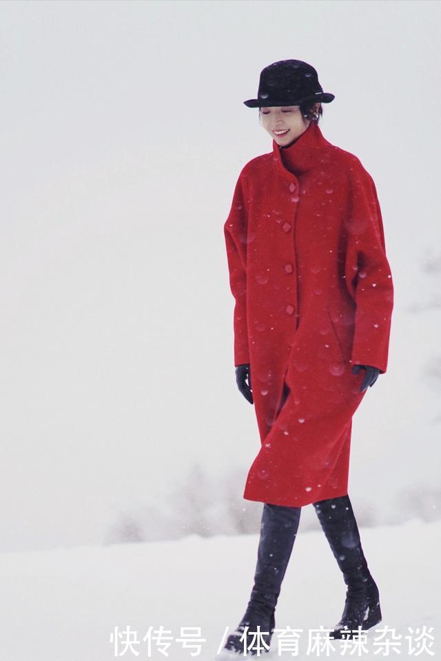 『气质』三木白雪中穿红大衣好惊艳,会穿搭的女人太有气质,优雅本人!