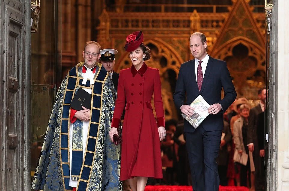  『风采』英国凯特王妃出席活动，一天两次换装，红色和宝蓝色各有风采