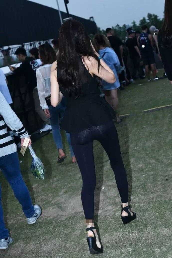 紧身打底裤再迷人, 也敌不过连衣裙的美