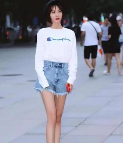  暗香：潮范儿女神来了，街拍：暗香袭人的美女，一件黑色背心配牛仔热裤，青春活力气息