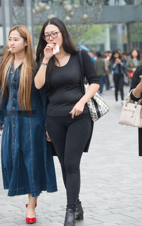 丰满御姐紧身衣绷不住腹部的游泳圈，和闺蜜当街吞云吐雾表情搞笑