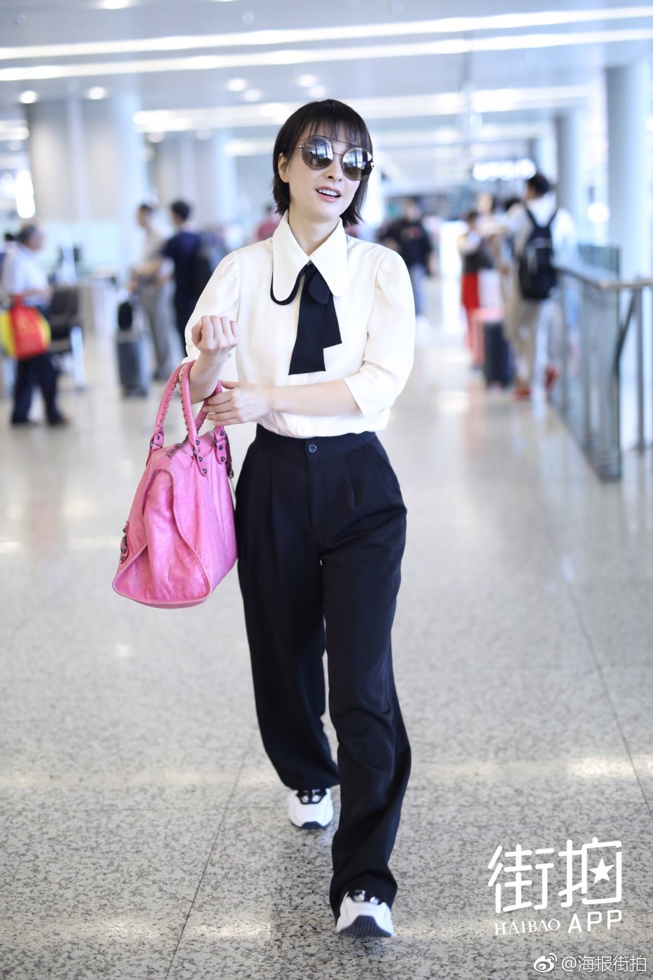 吴昕少女风穿搭现身机场，网友：这是沈月？