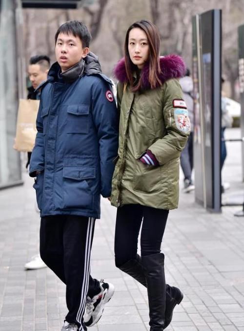 『风范』街拍:温柔可人的美女,一件白色衬衫配格子长裙,时尚气质风范