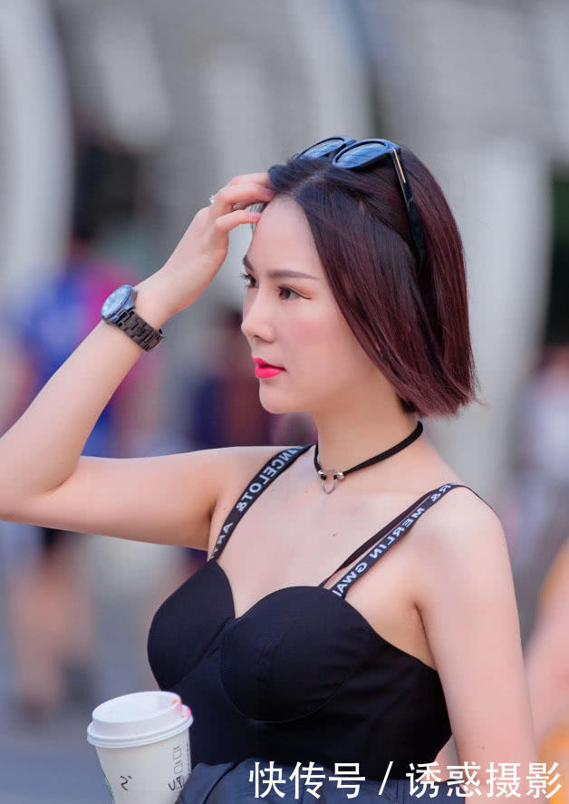 气质小姐姐穿黑色吊带裹胸裙大走性感路线,摘掉墨镜的那一刻简直