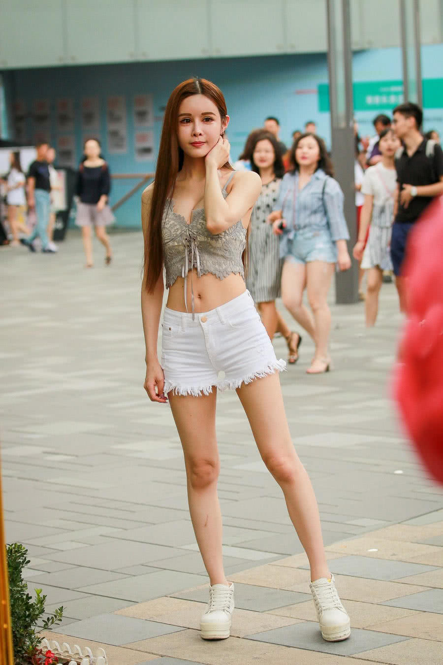 气质小姐姐吊带裹胸装凸显傲人曲线上围，性感撩人姿态很有视觉冲