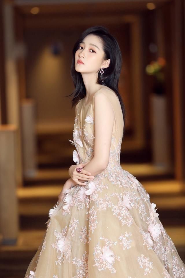 关晓彤终于长开了，裸色礼服女人味爆棚，网友:鹿晗真有眼光