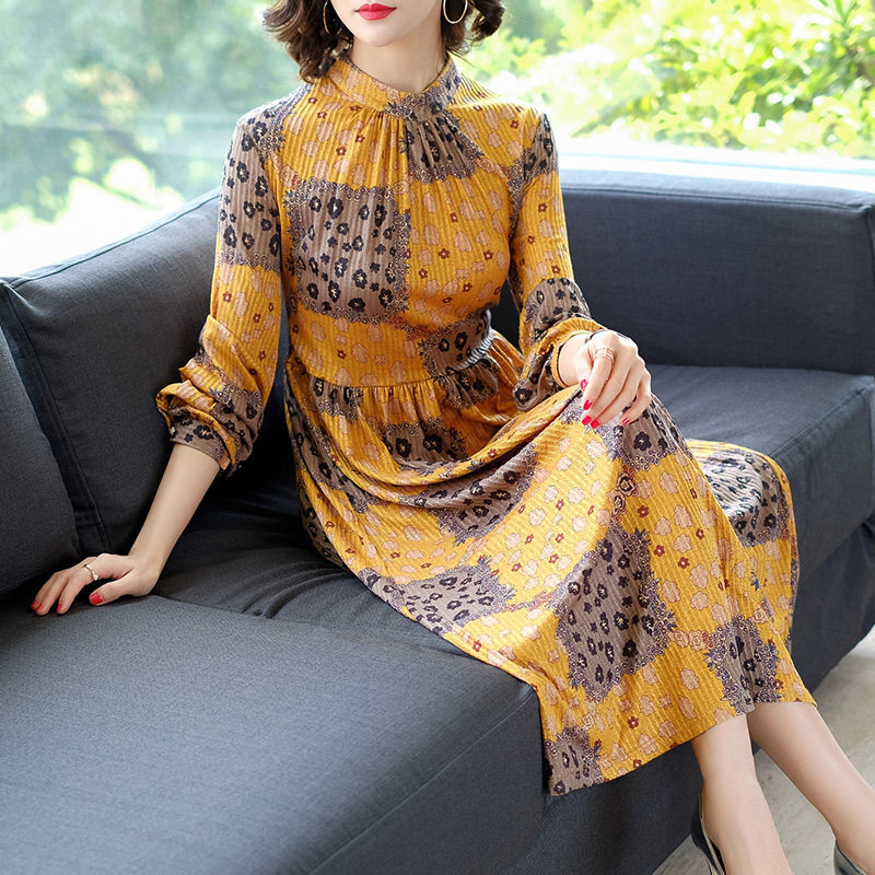 从不穿长裤的老婆，一件减龄连衣裙，美的蕙质兰心