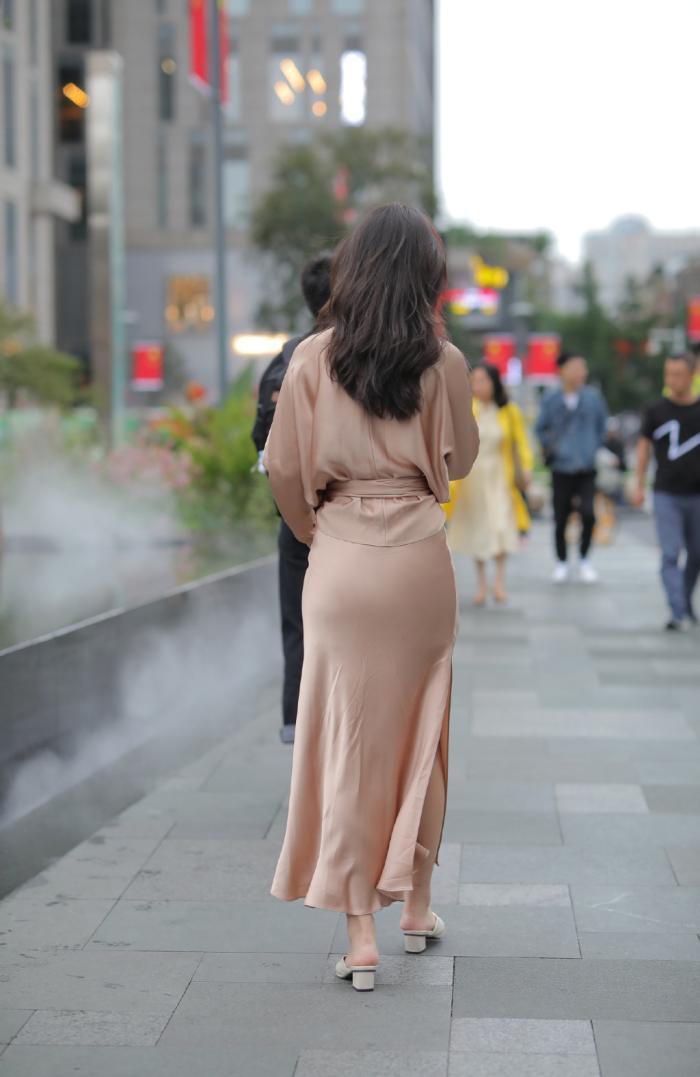  面料|街拍：裙子的面料很高级，而且也很有设计感，有质感的穿搭就是不一样哦。