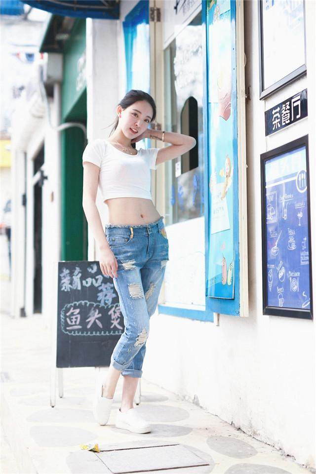  『气质』小姐姐穿紧身牛仔裤，穿出了柔情的女人味，衬托出优雅高贵的气质！