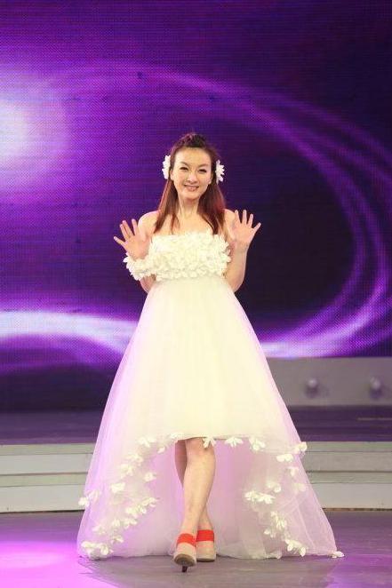 快本里的丑小鸭吴昕,用一张照片怒甩谢娜几条街