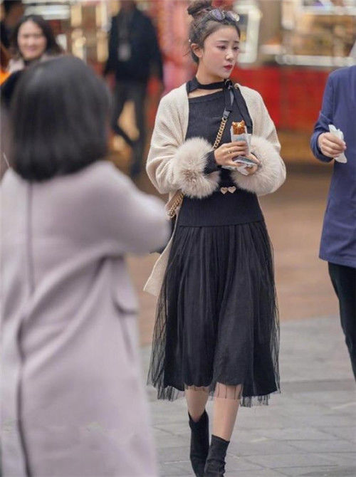  不已：街拍：气质满分的小美女，仙女般的气质，令人羡慕不已