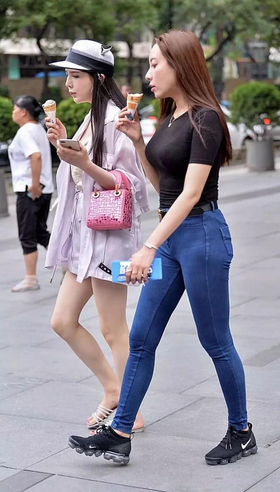 街拍:两位小姐姐这都是丰腴圆润的身段