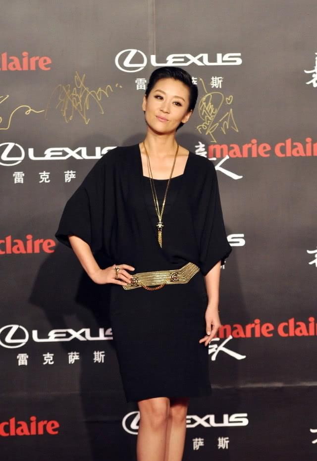 『霸气』苗木基地完善雅致气质十足,一件披風搭出洒脱霸气侧漏,简洁穿衣搭配显真性情