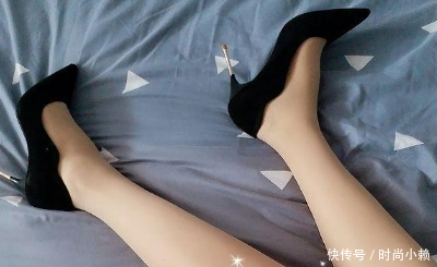 尖头设计修饰女性腿部造型,勾勒完美曲线,展现妩媚迷人的魅力