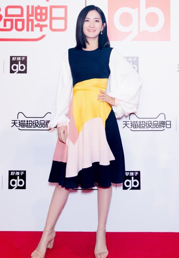 谢娜穿一袭粉裙子真少女，耳环也很时尚，只是全被一双鞋子毁了!