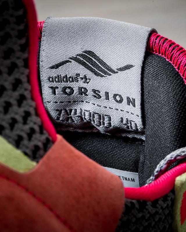 全新 4D 跑鞋亮相！复古造型与顶级缓震兼备，你心动了么？