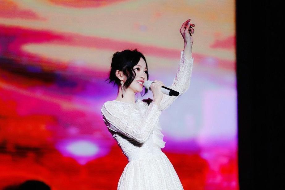 张韶涵也会72变？演唱会造型，惊呆了我的双眼！