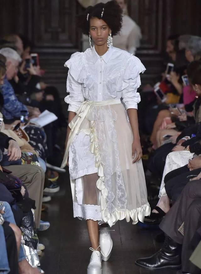 『穿着』只要穿着Simone Rocha,就可以一直做少女哦