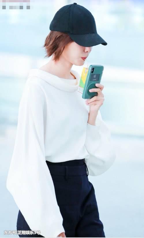 宋妍霏、王珞丹同穿白衬衫配阔腿裤，这差距原谅我不厚道地笑了！