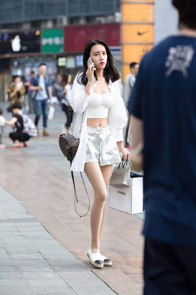 街拍, 小姐姐穿着淡色的吊带裙, 很好的展现出了她性感的小蛮腰