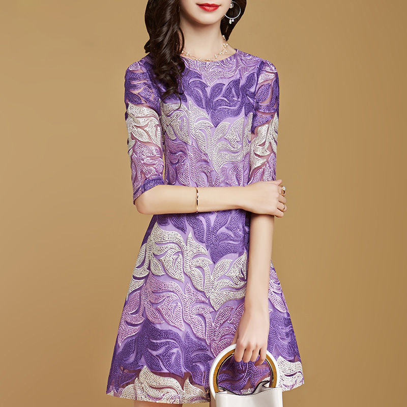 太神奇了!被老婆惊艳到了!因穿高档A字裙，高贵嫩美不像53岁