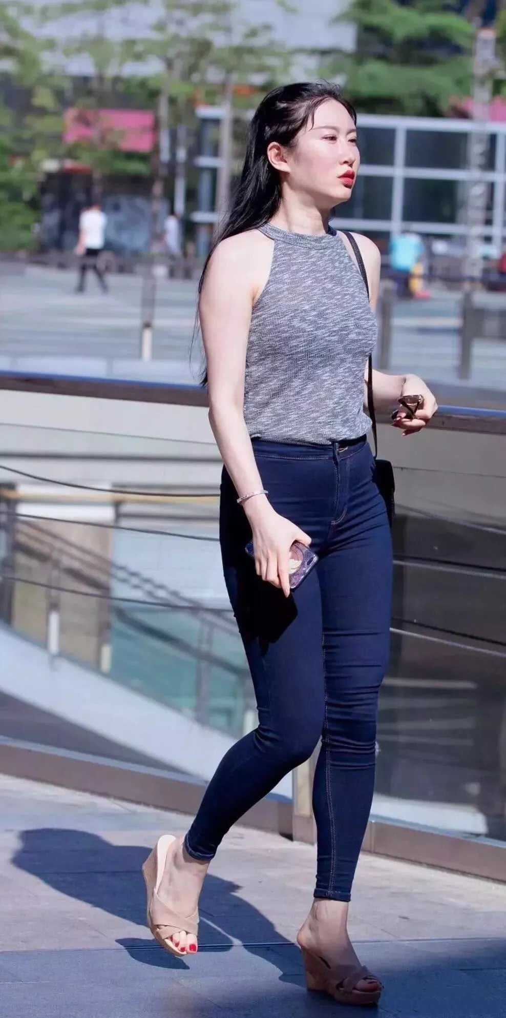 服了这3个姐姐！这么紧的牛仔裤也硬塞进去，却收到不一般的效果