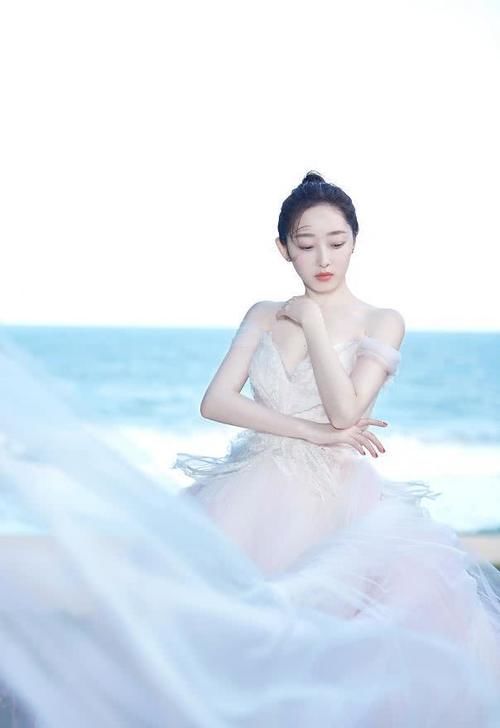 蒋梦婕■穿抹胸长纱裙勾出好比例,奶白肌肤惹人羡,“人间水蜜桃”蒋梦婕