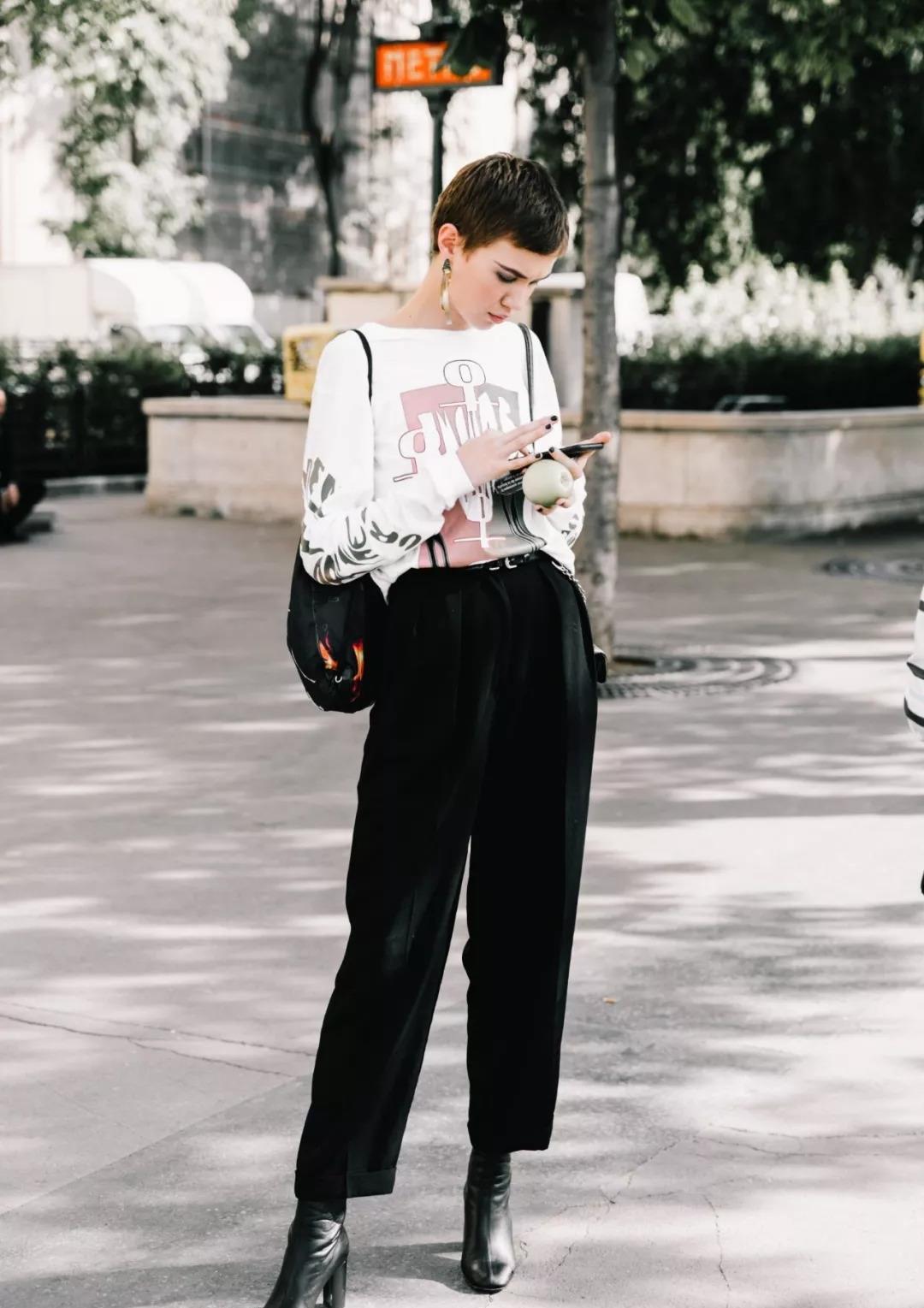 卫衣怎样搭配鞋子