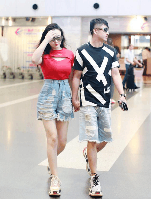 冉莹颖紧出名了, 很窄的裤头硬是穿进去, 网友: 勒这么紧不累吗?