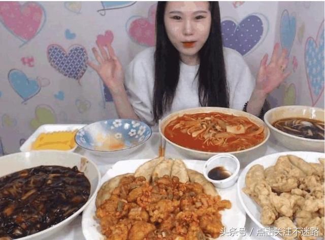 网红直播吃东西后忘记关摄像头 真相原来是这样！网友：上当了…
