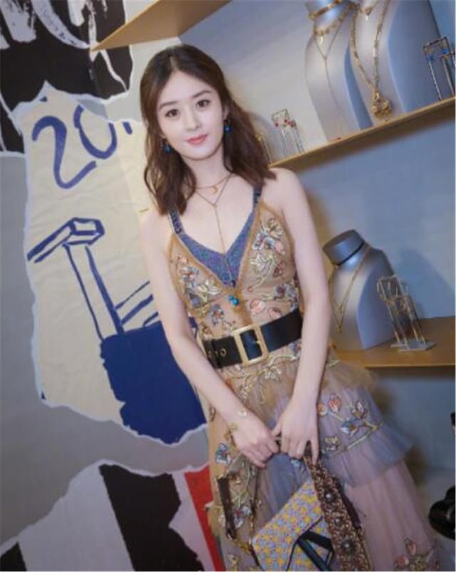 赵丽颖也开始玩下衣失踪，短裤只见两张“纸”，新潮搭法太6了