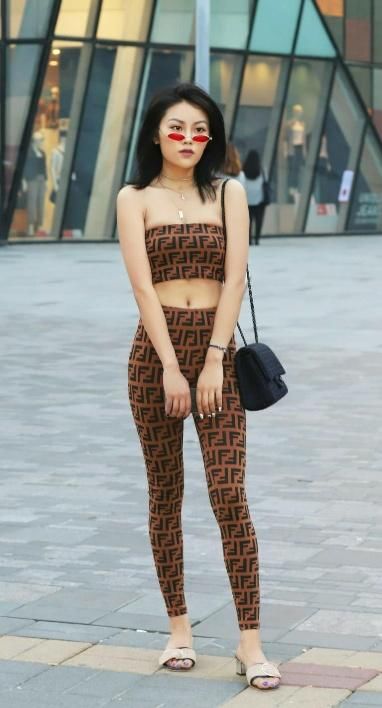 街头美女身穿性感暴露紧身衣 身材曼妙有气质