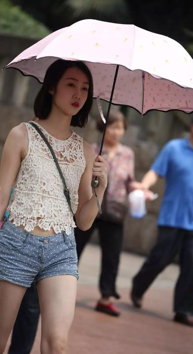 街头尤物如云，小姐姐包臀裙青春妩媚，图6让我难以入睡