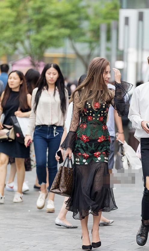 路人街拍：小姐姐身穿拼接的连衣裙，流露出迷人的小香肩