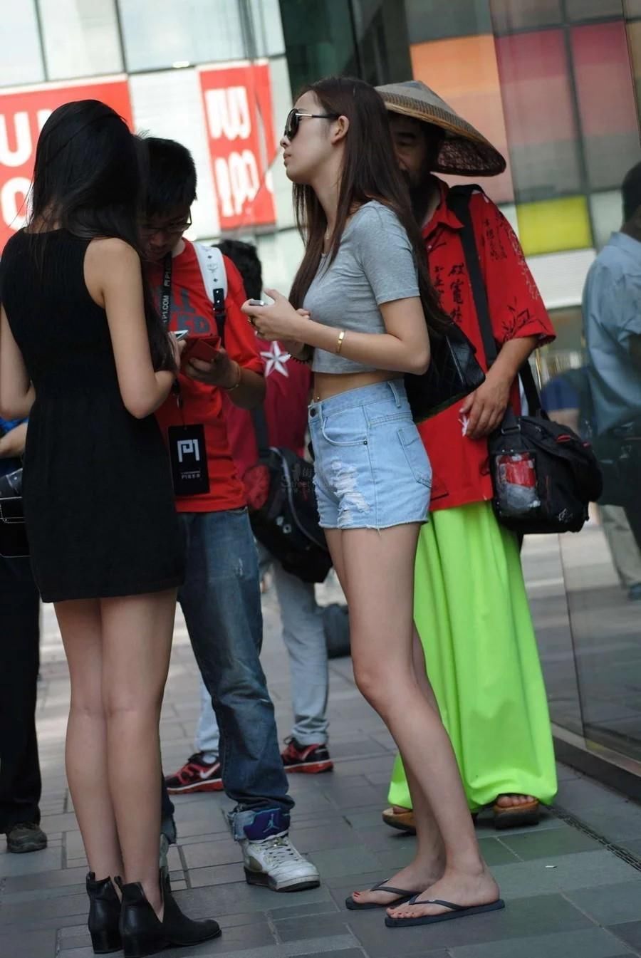 街拍靓丽高挑美腿美胸女孩