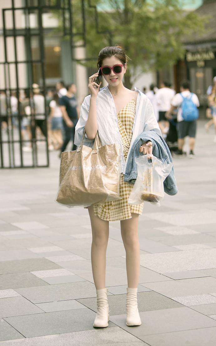 简洁大方的搭配单品, 更能为你增添自信的魅力!