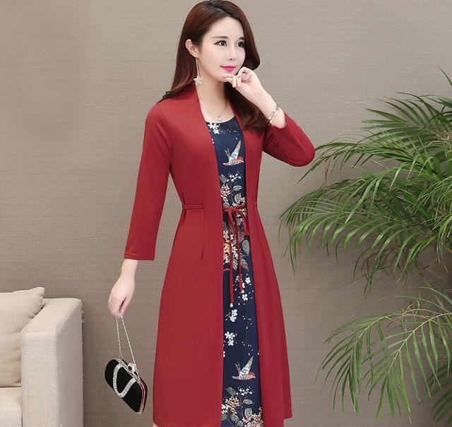 装新款:建议:70后妈妈们,过年打扮嫩点,学下图这样穿搭,洋气超减龄