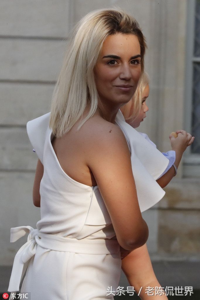 格列兹曼娇妻现身花车巡游 网友:这身材也难怪格刀喜欢胖妹