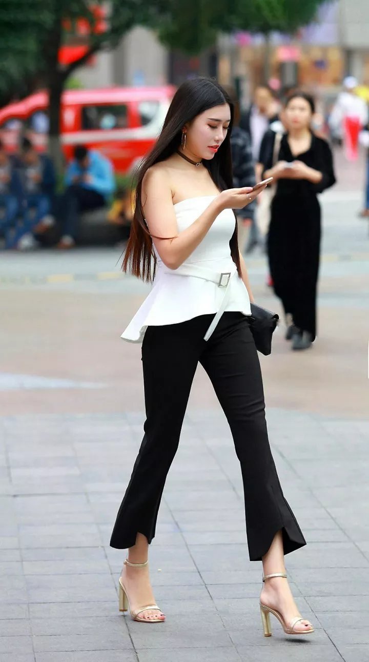 街拍：高挑的美女身材真好，清爽穿搭有种时尚娇艳的美