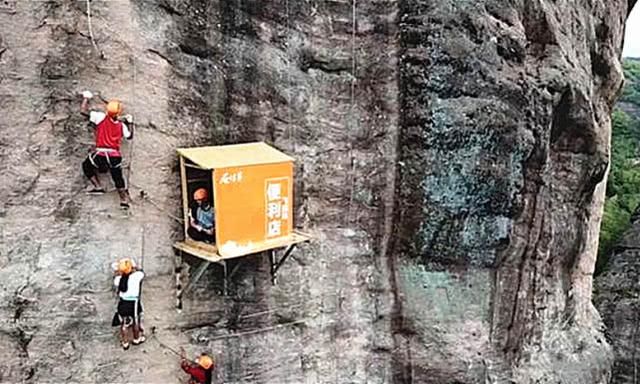 中国“最具良心”小卖部，地处百米悬崖之上，一瓶矿泉水仅2块钱