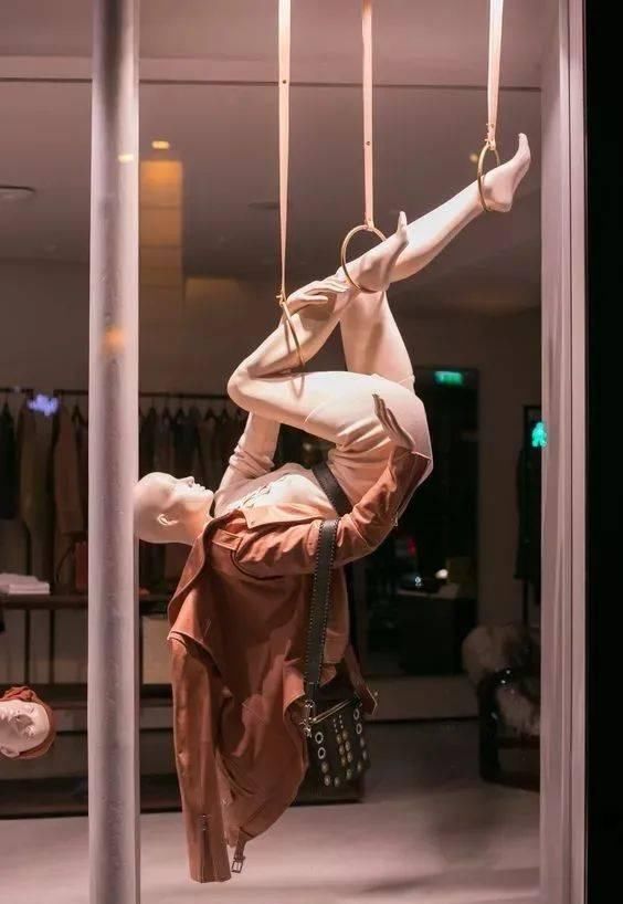  『模特的搭配』服装陈列：1个好女模特=10个冠军导购员！橱窗陈列如何做？关键所在女模特的橱窗陈列！