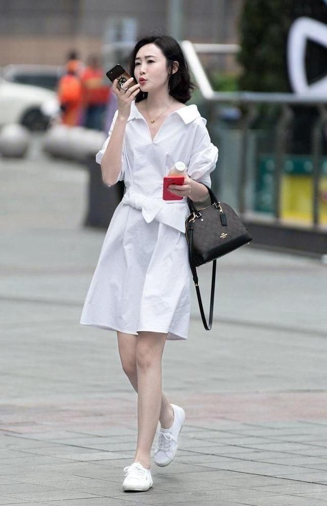 街拍美女：这样穿真的很有时尚风采，既简单又好看值得学习