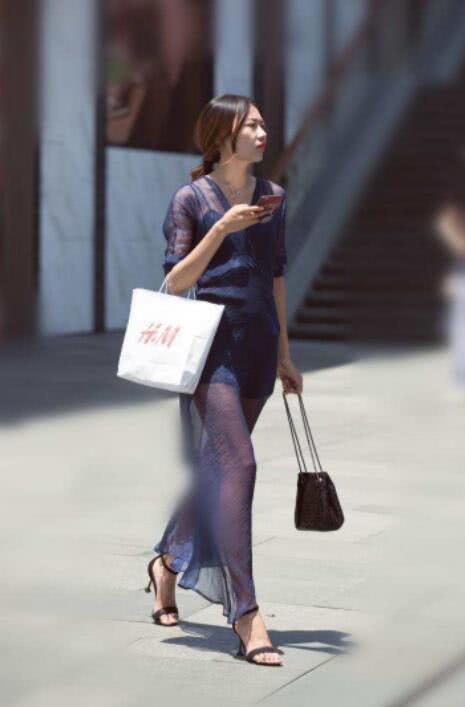 街拍：小姐姐蓝色紧身衣搭配蓝色牛仔裤，凸显迷人身姿